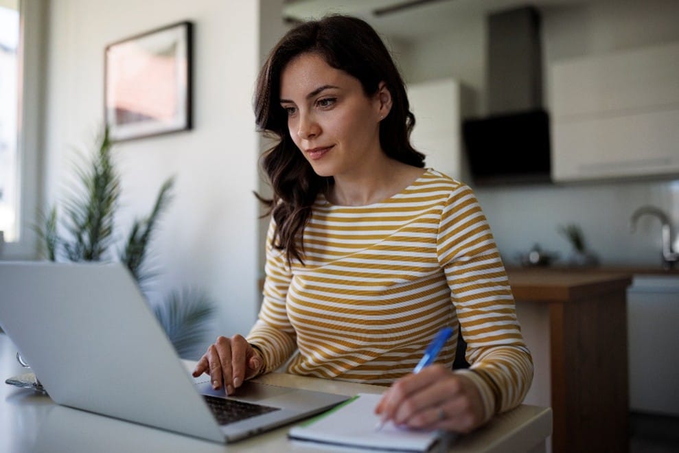 Personas aprendiendo y trabajando juntas