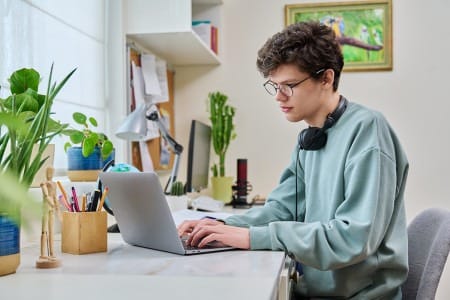 Adultos estudiando inglés con foco y planificación