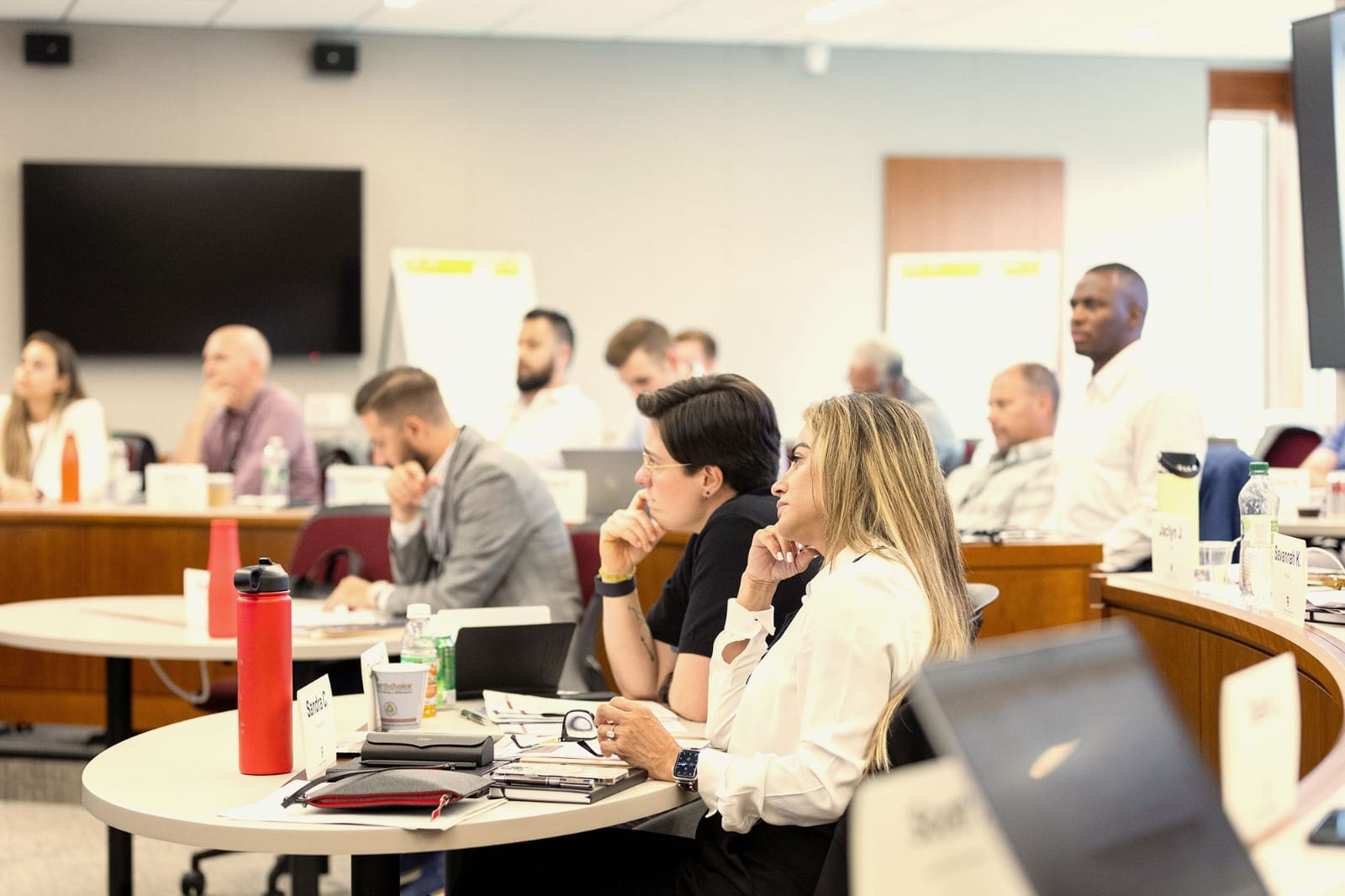 Personas aprendiendo y trabajando juntas
