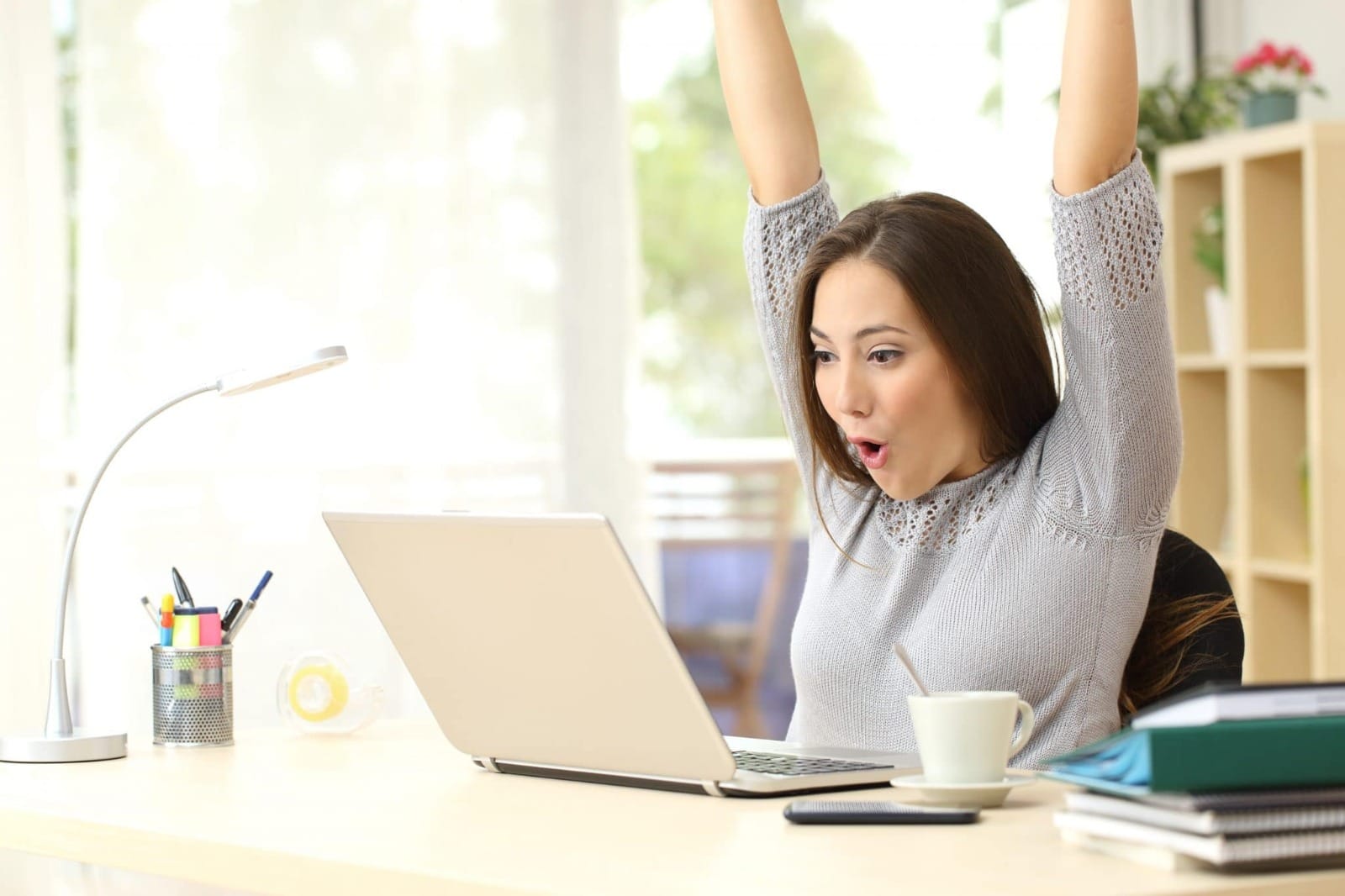 Opositor adulto estudiando inglés para certificación oficial