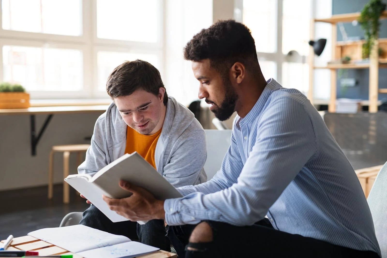 Personas aprendiendo y trabajando juntas