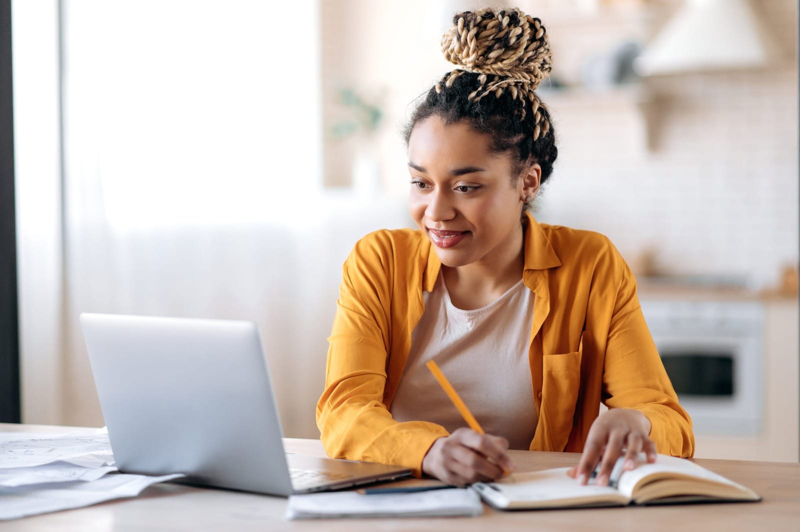 Personas aprendiendo y trabajando juntas
