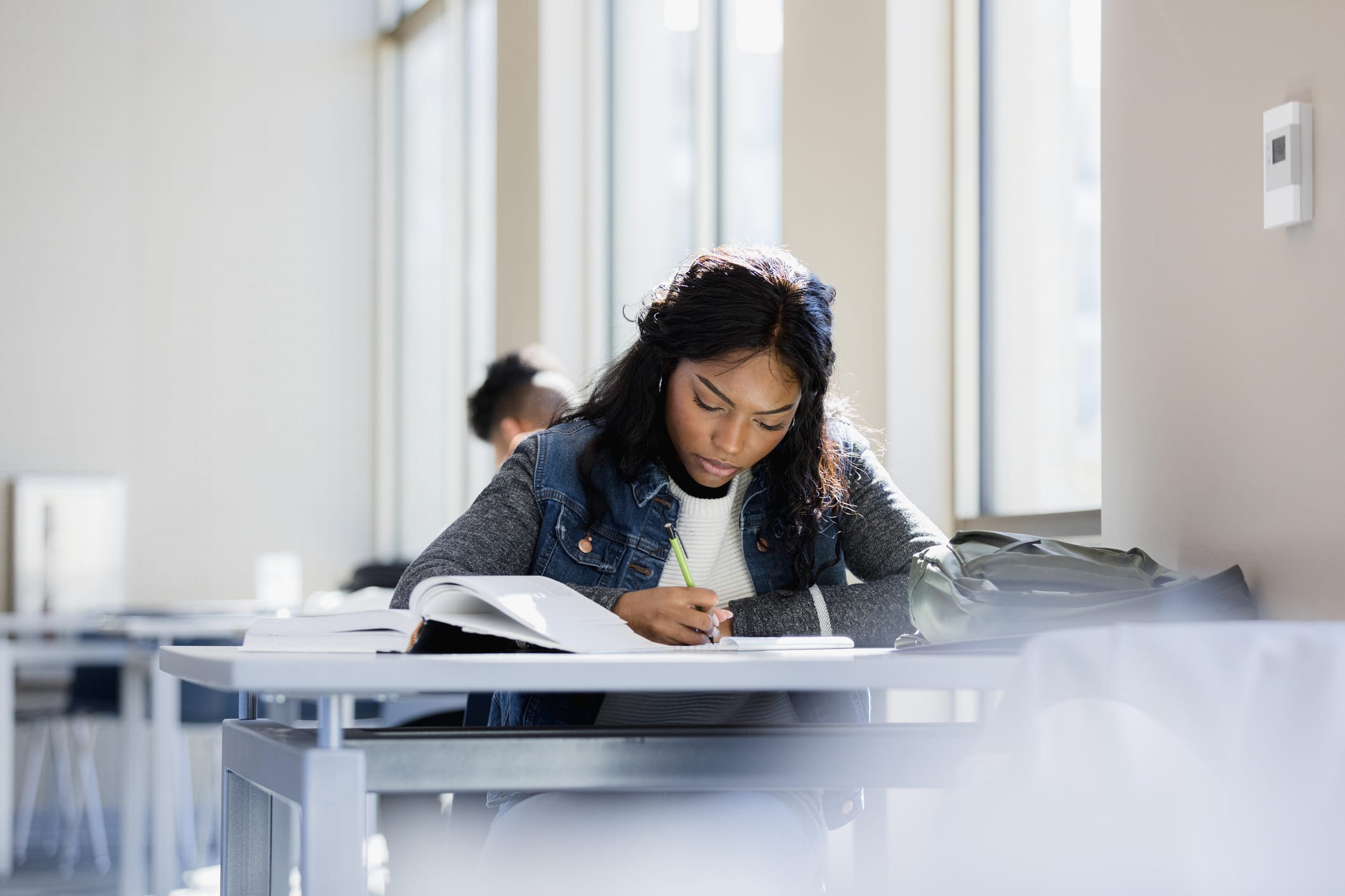 Persona adulta preparando un examen oficial con concentración y método