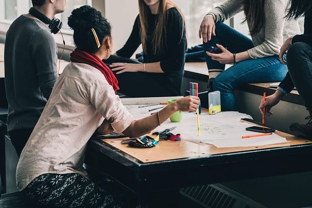 Opositores estudiando inglés con material de preparación para certificación oficial